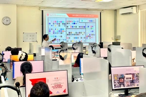 PGS.TS Nguyễn Quang Tuấn, Phó Viện trưởng Viện chuyển đổi số và Học liệu, Đại học Huế hướng dẫn trải nghiệm thực tế với các công cụ AI.