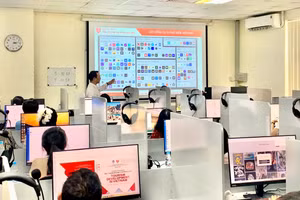 PGS.TS Nguyễn Quang Tuấn, Phó Viện trưởng Viện chuyển đổi số và Học liệu, Đại học Huế hướng dẫn trải nghiệm thực tế với các công cụ AI.