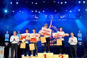 4 thí sinh dự thi chung kết Nguyệt Quế Đỏ VII tại Trường THPT chuyên Quốc Học Huế.