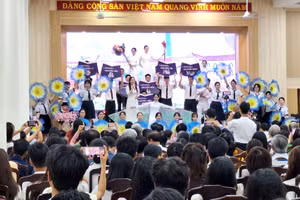 Văn nghệ chào mừng của học sinh Trường THPT chuyên Khoa học Huế, thuộc Trường Đại học Khoa học, Đại học Huế tại lễ kỷ niệm. (Ảnh: Đại Dương)