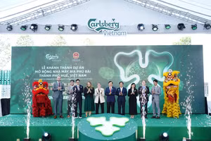 Các đại biểu tiến hành nghi thức khánh thành dự án mở rộng nhà máy sản xuất bia Phú Bài gần 90 triệu USD.