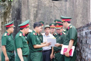 Đoàn công tác khảo sát các vị trí lô cốt quân sự cũ tại Kinh thành Huế.