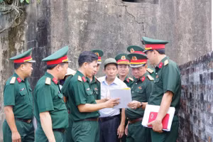 Đoàn công tác khảo sát các vị trí lô cốt quân sự cũ tại Kinh thành Huế.