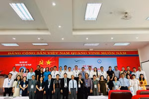 Đại diện Trường Đại học Sư phạm, Đại học Huế và Đoàn đánh giá ngoài Trung tâm KĐCLGD – ĐHQGHN chụp ảnh lưu niệm tại lễ bế mạc. 