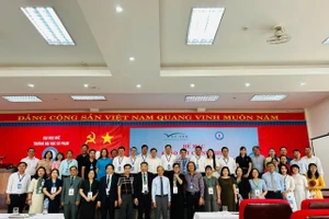 Đại diện Trường Đại học Sư phạm, Đại học Huế và Đoàn đánh giá ngoài Trung tâm KĐCLGD – ĐHQGHN chụp ảnh lưu niệm tại lễ bế mạc. 