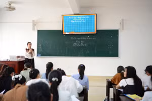 Sinh viên Trường Đại học Sư phạm, Đại học Huế thực hành giảng bài trong giờ học. (Ảnh: H.N)