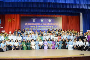 Các đại biểu tham dự Hội nghị khoa học Địa lý toàn quốc lần thứ XIV tại Trường Đại học Sư phạm, Đại học Huế.