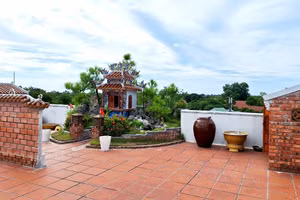 Cụm công trình am miếu vừa xây dựng trên sân thượng tòa nhà Công ty CP Tư vấn Thiết kế Giao thông tỉnh Thừa Thiên Huế. (Ảnh: Đại Dương)