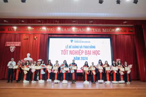 Trao tặng hoa và giấy khen cho các sinh viên tốt nghiệp Xuất sắc.