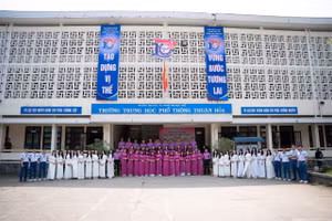 Trường THPT Thuận Hóa, tỉnh Thừa Thiên Huế ở Kỳ thi tốt nghiệp THPT 2024 có tỷ lệ 100% học sinh đậu tốt nghiệp.