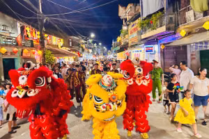 Múa lân mở màn cho lễ hội tại phố cổ Bao Vinh, phường Hóa Châu, TP Huế.