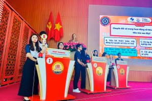 Đội DEEP THINKERS thuộc Trường Đại học Luật, Đại học Huế (ngoài cùng bên trái) giành ngôi vị Quán quân cuộc thi “Sinh viên sáng tạo và Quyền sở hữu trí tuệ” năm 2026.