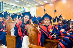 Niềm vui các tân cử nhân khóa song ngữ Việt - Anh đầu tiên tại Trường ĐH Luật Huế.