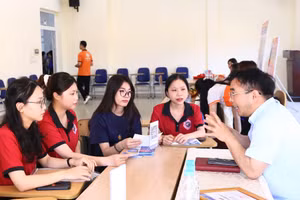 Sinh viên Trường ĐH Ngoại ngữ, ĐH Huế tham gia tuyển dụng việc làm ở Ngày hội việc làm tại trường với sự tham dự nhiều doanh nghiệp lớn.
