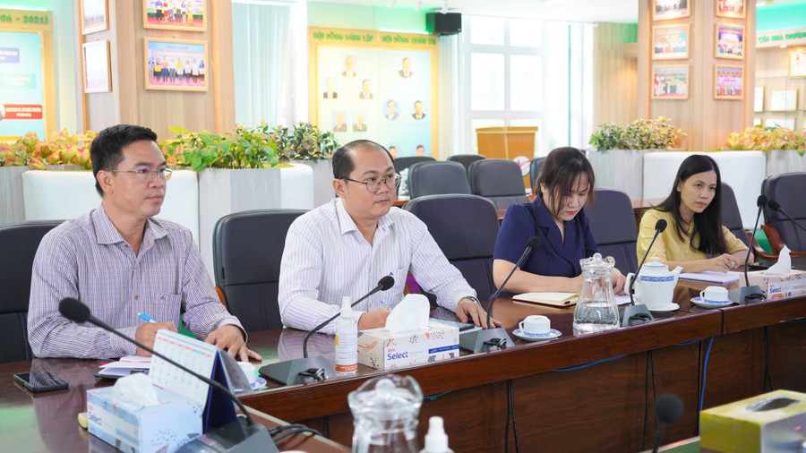 Đại diện Trường Đại học Tây Đô đón tiếp đoàn công tác của Báo Giáo dục và Thời đại. bao-dh-tay-do-2.jpg