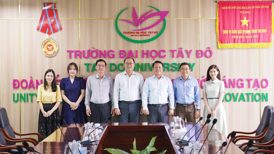 Đại diện Trường Đại học Tây Đô và đoàn công tác của Báo Giáo dục và Thời đại chụp ảnh lưu niệm.