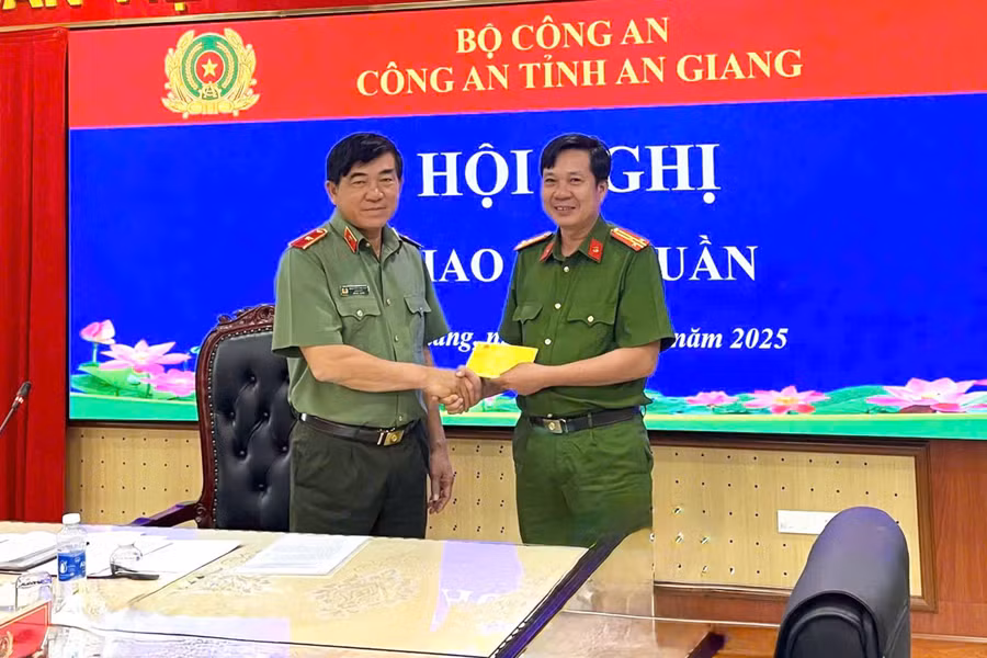 Thiếu tướng Nguyễn Văn Hận trao tặng 20 triệu đồng cho Thượng tá Trần Minh Khánh, Trưởng Công an đặc khu Thổ Châu đại diện cán bộ, chiến sĩ đơn vị tiếp nhận. Ảnh: Tiến Dũng.