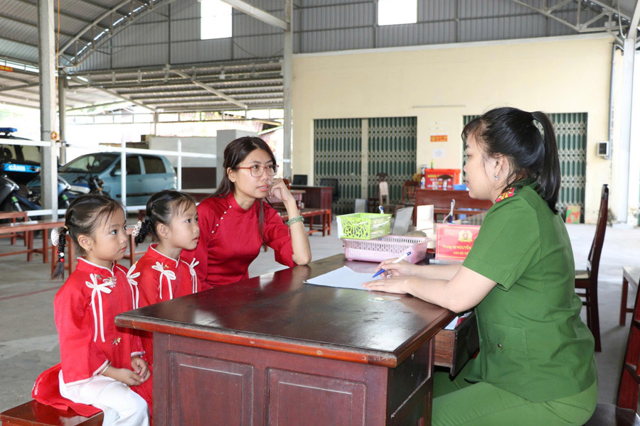Lực lượng Cảnh sát Quản lý hành chính về TTXH Công an tỉnh An Giang tiếp nhận hồ sơ, cấp CCCD cho người dân xuyên Tết.