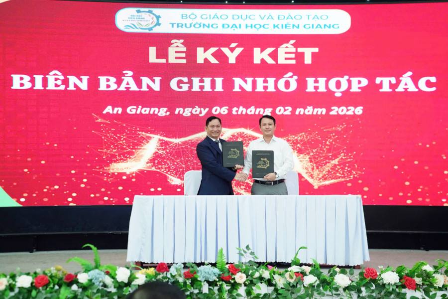 Đại diện Báo GD&TĐ cùng đại diện Ban Giám hiệu Trường ĐH Kiên Giang thực hiện nghi thức ký biên bản ghi nhớ hợp tác.