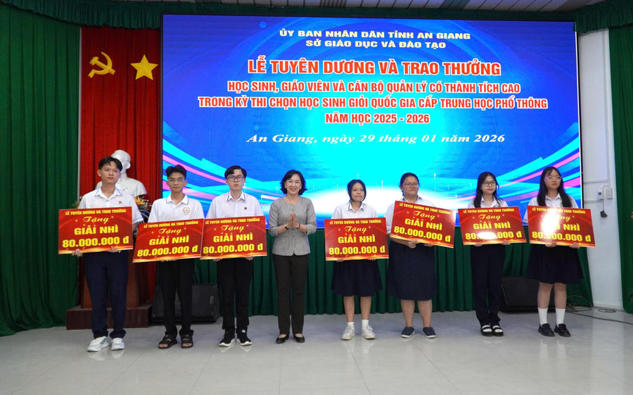 Bà Nguyễn Thị Minh Thúy, Phó Chủ tịch UBND tỉnh An Giang, trao thưởng cho các em học sinh.