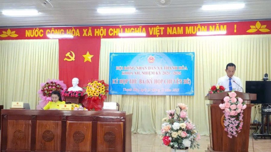 Ông Trần Minh Lâm, Phó Bí thư Thường trực, Chủ tịch HĐND xã Thạnh Hòa (TP Cần Thơ) điều hành Kỳ họp thứ ba (kỳ họp chuyên đề). xa-thanh-hoa-11.jpg