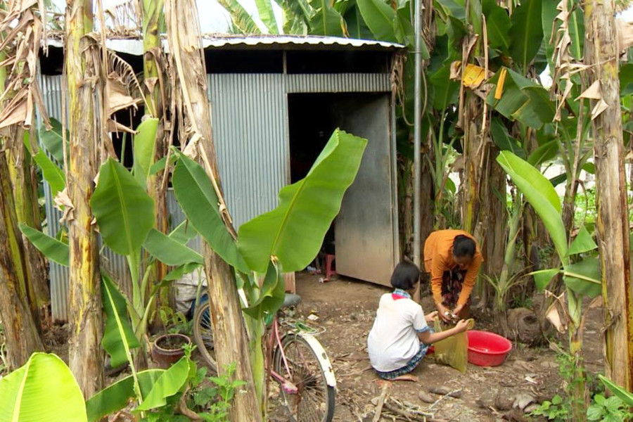 Căn nhà tôn cũ kỹ của gia đình bà Đẹt ở Cờ Đỏ, Cần Thơ. nha-dot-nat-1.jpg