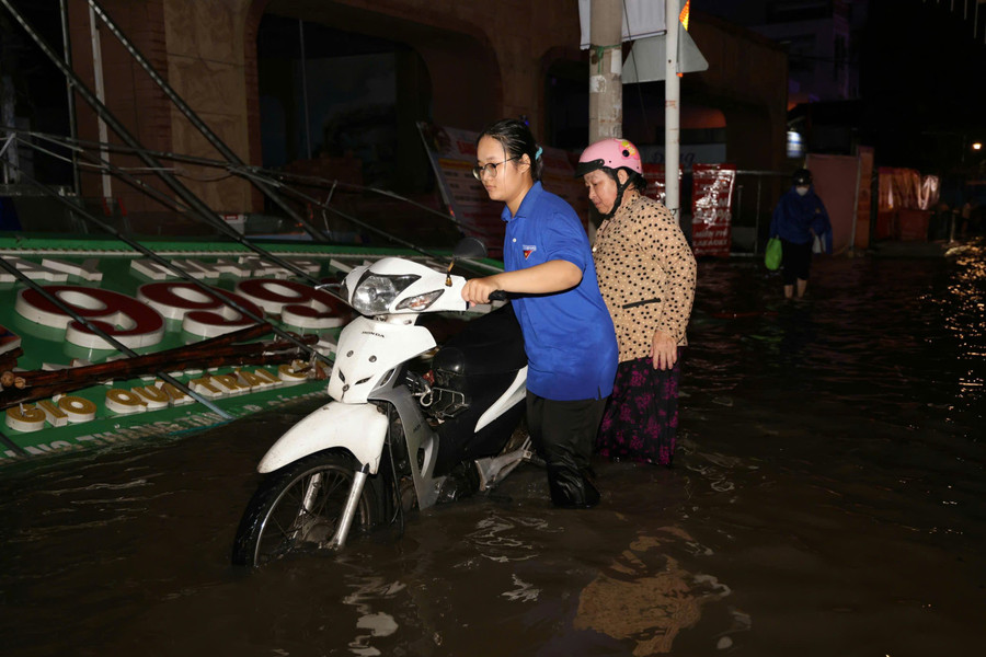 Không quản ngại trời mưa hay nước ngập đến đầu gối, Phạm Thảo Trang vẫn miệt mài túc trực tại những điểm ngập sâu và hiểm trở. Khi thấy những người lớn tuổi, phụ nữ hoặc người đi xe máy bị chết máy, nữ sinh đã nhanh chóng chạy đến hỗ trợ. dinh-trieu-lich-su-15.jpg