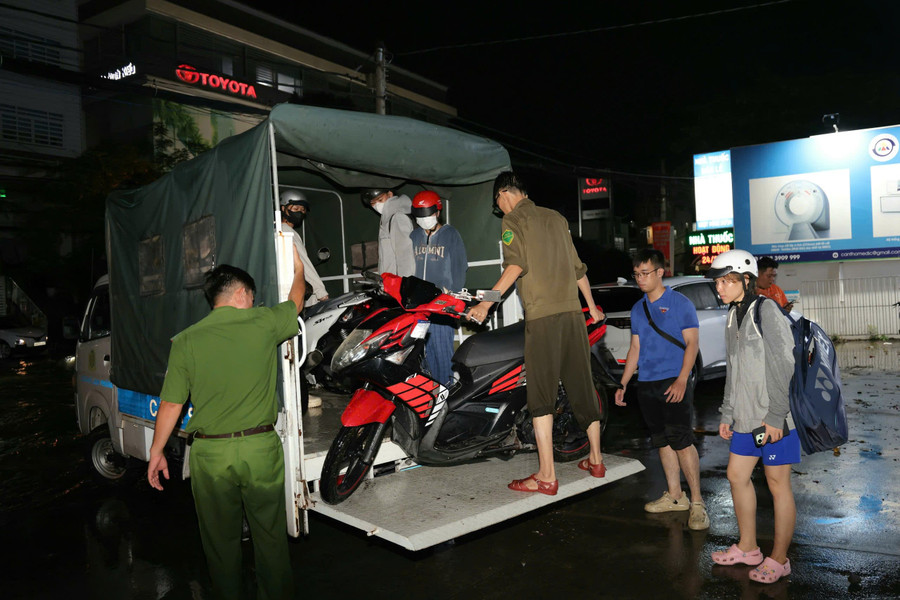 Nhiều phương tiện bị chết máy đã được các lực lượng hỗ trợ kịp thời, giúp người dân vượt qua khó khăn và an tâm hơn. dinh-trieu-lich-su-13.jpg