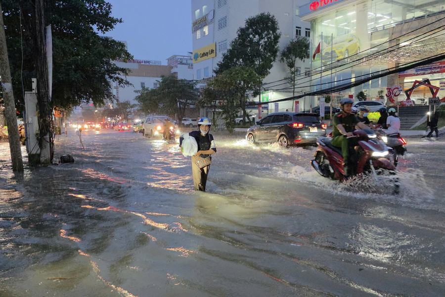 Theo ghi nhận, các tuyến đường lớn như Cách Mạng Tháng Tám, Mậu Thân, Bùi Hữu Nghĩa, Lê Hồng Phong... hoặc các tuyến thuộc khu vực Cồn Khương ở ven sông, đều ngập nước lênh láng. dinh-trieu-lich-su-10.jpg