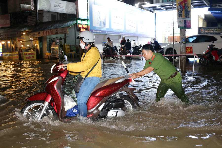 Tại những đoạn đường ngập sâu, lực lượng Công an, dân phòng và các đội xung kích địa phương đã có mặt kịp thời, vừa phân luồng giao thông vừa tận tâm giúp đỡ, ra sức đẩy xe, đảm bảo an toàn tính mạng và tài sản cho người dân. dinh-trieu-lich-su-21.jpg