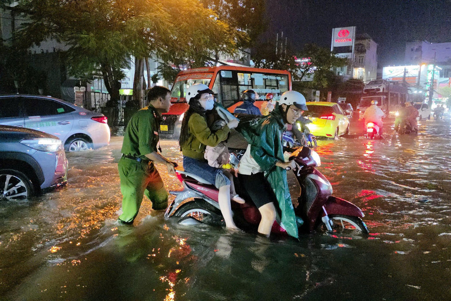 Chị Kim Pha (người dân phường Cái Khế) chia sẻ, đây là lần đầu tiên triều cường dâng cao khiến nước ngập vào tới con hẻm nhà chị sinh sống, gây khó khăn trong việc di chuyển và sinh hoạt của các hộ dân. dinh-trieu-lich-su-6.jpg
