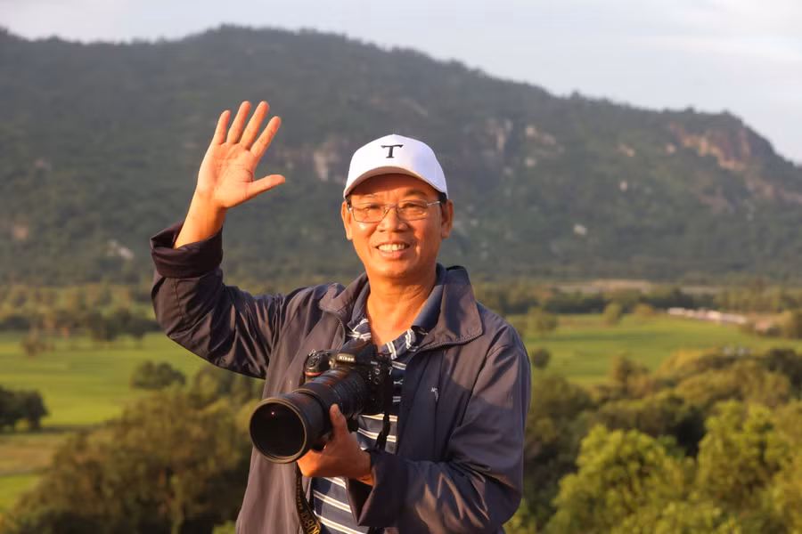 Thầy Nguyễn Thượng Toàn trong chuyến “săn ảnh” bình minh tại vùng Bảy Núi, An Giang. Ảnh: Yến Phương.