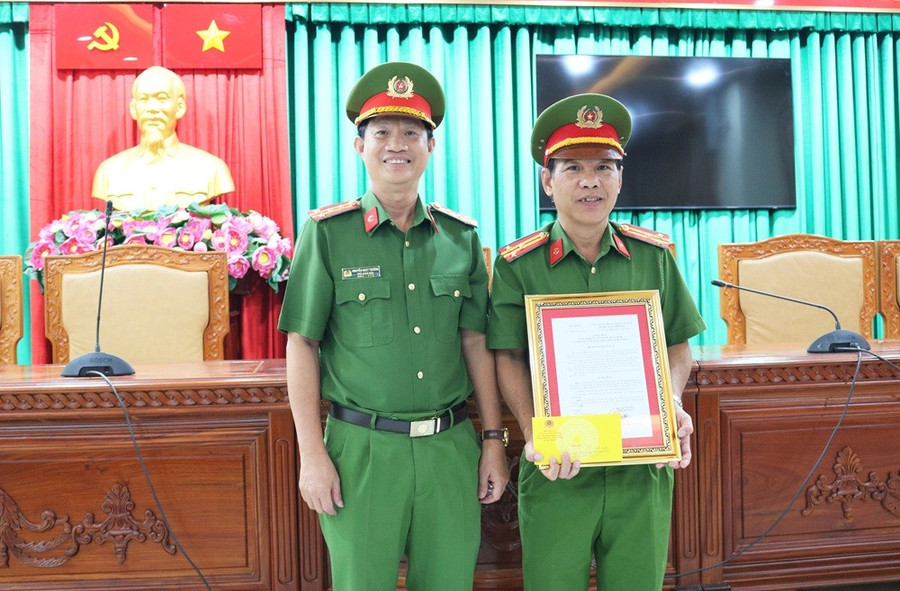 Thừa ủy quyền của lãnh đạo Bộ Công an, Đại tá Nguyễn Nhật Trường, Phó Giám đốc Công an tỉnh An Giang, trao Quyết định khen thưởng đột xuất cho Công an phường Long Xuyên. Ảnh: Nghiêm Túc.