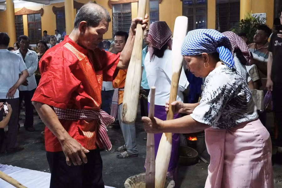 Đồng bào dân tộc TP Cần Thơ tham gia các hoạt động văn hóa - xã hội. Ảnh: Yến Phương.