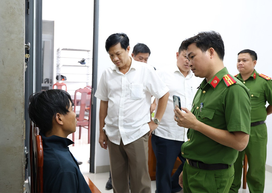 Đại tá Nguyễn Nhật Trường, Phó Giám đốc Công an tỉnh An Giang (thứ 2 từ trái qua) chỉ đạo công tác điều tra, truy bắt đối tượng tại hiện trường. Ảnh: Tiến Tầm. hiep-dam-0.jpg