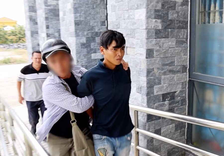 Lực lượng Công an bắt giữ Thạch Thanh Tuấn trong chưa đầy 24 giờ gây án. Ảnh: Tiến Tầm.
