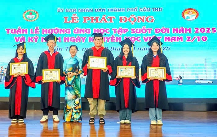 Trao học bổng “Tiền Trạng nguyên Tây Đô” cho các tân sinh viên là thủ khoa trường, ngành tại Cần Thơ.