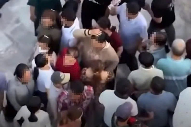 Ảnh cắt từ clip ghi nhận vụ việc tại Khu tham quan Liên Hoa Bảo Tháp.