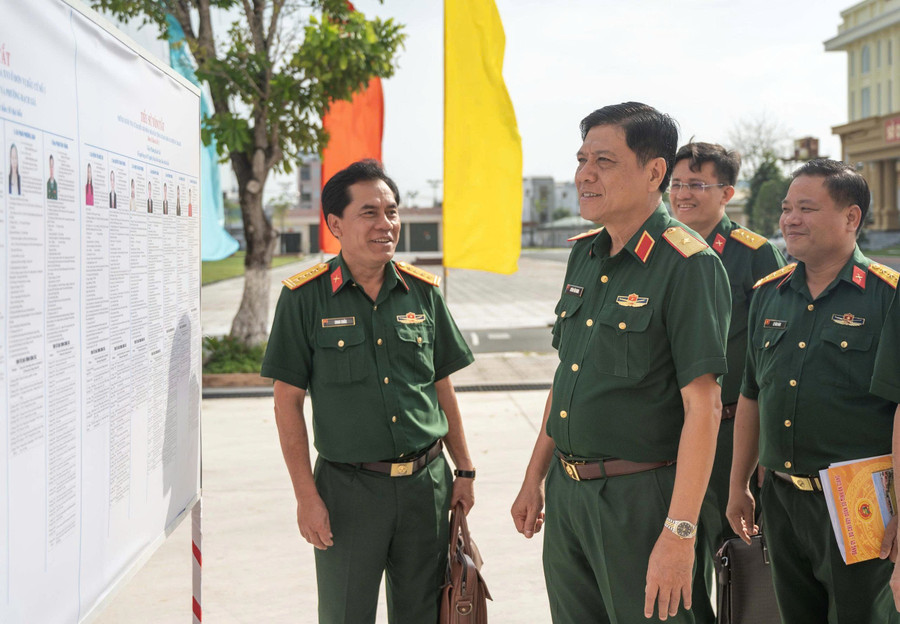 Thiếu tướng Huỳnh Văn Ngon, Phó Chính ủy Quân khu 9, kiểm tra công tác chuẩn bị bầu cử tại Bộ CHQS tỉnh An Giang.