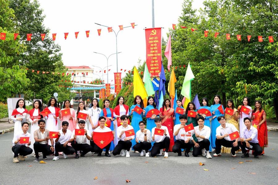 Trường Đại học Y dược Cần Thơ dịp Quốc khánh 2/9. sinh-vien-an-do-4.jpg