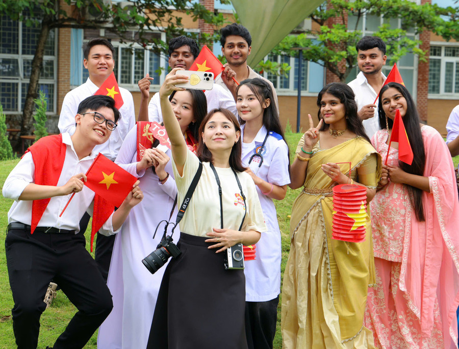 Sinh viên Ấn Độ hòa chung không khí đón Lễ Quốc khánh tại Cần Thơ. sinh-vien-an-do-1.jpg