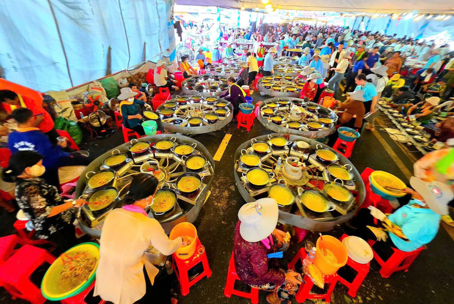 Điểm đặc biệt làm nên sự rộn ràng và ấm áp của “Lễ giỗ cụ Nguyễn” chính là những gian bếp 0 đồng của người dân địa phương. Đây là truyền thống “phục vụ miễn phí” kéo dài suốt ba ngày lễ, với những suất ăn, nước uống thơm ngon, nóng hổi. Khách thập phương không chỉ được no lòng mà còn cảm nhận sâu sắc lòng hiếu khách của người dân nơi đây. lh-nguyen-trung-truc-9.jpg