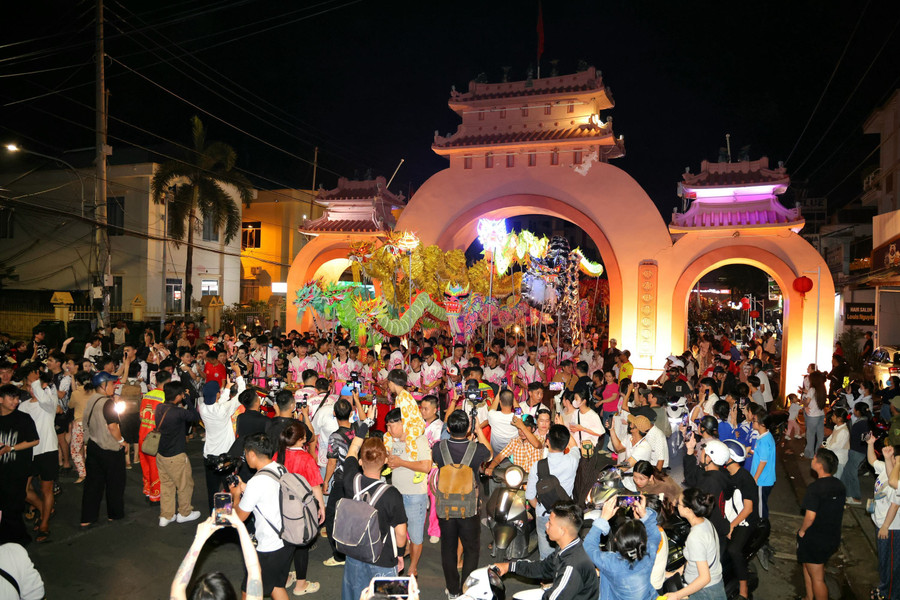 Hàng năm, Di tích Đình thờ Nguyễn Trung Trực đón từ 2 - 3 triệu lượt khách thập phương đến viếng. Đây cũng là dịp quan trọng để tỉnh An Giang quảng bá và tôn vinh những giá trị văn hóa đặc sắc của di sản văn hóa phi vật thể quốc gia Lễ hội Đình thần Nguyễn Trung Trực - Rạch Giá, góp phần giáo dục lòng yêu nước và truyền thống “uống nước nhớ nguồn” cho thế hệ mai sau. lh-nguyen-trung-truc-5.jpg