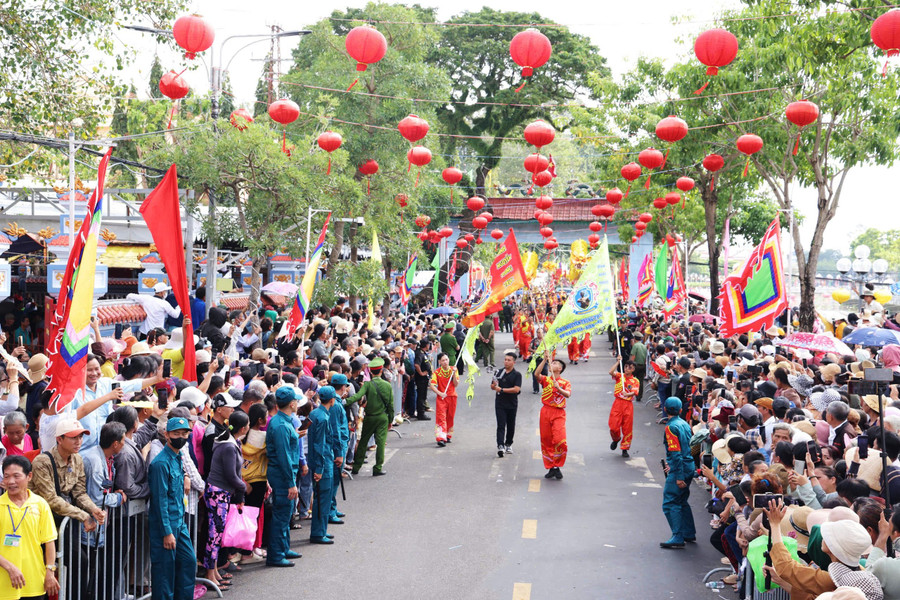 Không khí lễ hội bao trùm khắp các tuyến đường lớn ở Rạch Giá. Hàng quán tấp nập, cờ hoa, băng rôn được trang hoàng rực rỡ. lh-nguyen-trung-truc-3.jpg