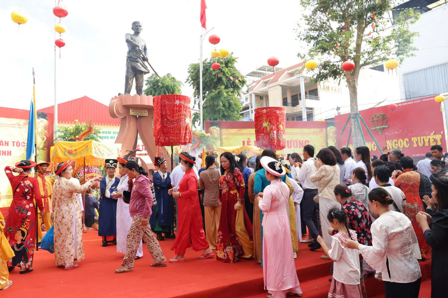 Tại Di tích Đình thờ Nguyễn Trung Trực và Công viên Tượng đài Nguyễn Trung Trực, các nghi thức truyền thống được diễn ra trang nghiêm. Tiếng chiêng, tiếng trống trầm hùng vang vọng, cùng với lời khấn nguyện thành kính, tạo nên một không gian linh thiêng. lh-nguyen-trung-truc-4.jpg