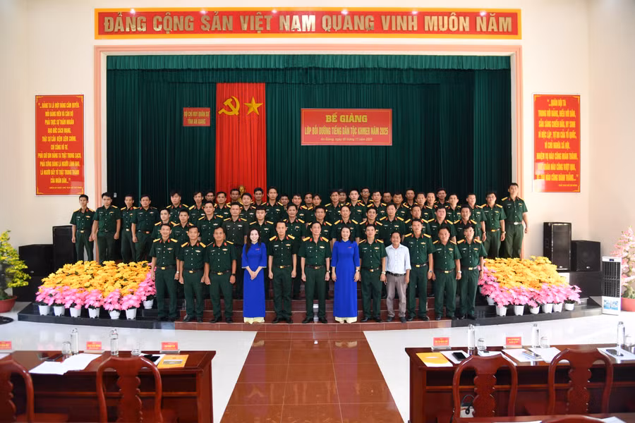 Lớp bồi dưỡng chụp ảnh lưu niệm.