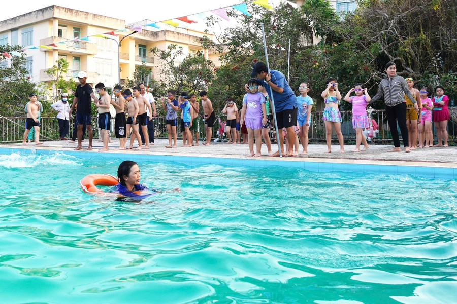 Mỗi buổi học luôn tràn ngập không khí vui tươi, sôi động. Ảnh: Yến Phương. hoc-boi-2.jpg