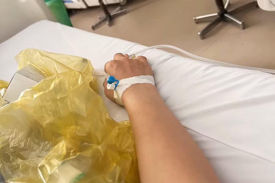 Nhiều người nghi bị ngộ độc sau khi ăn bánh kem tại một cơ sở ở phường Rạch Giá, tỉnh An Giang.