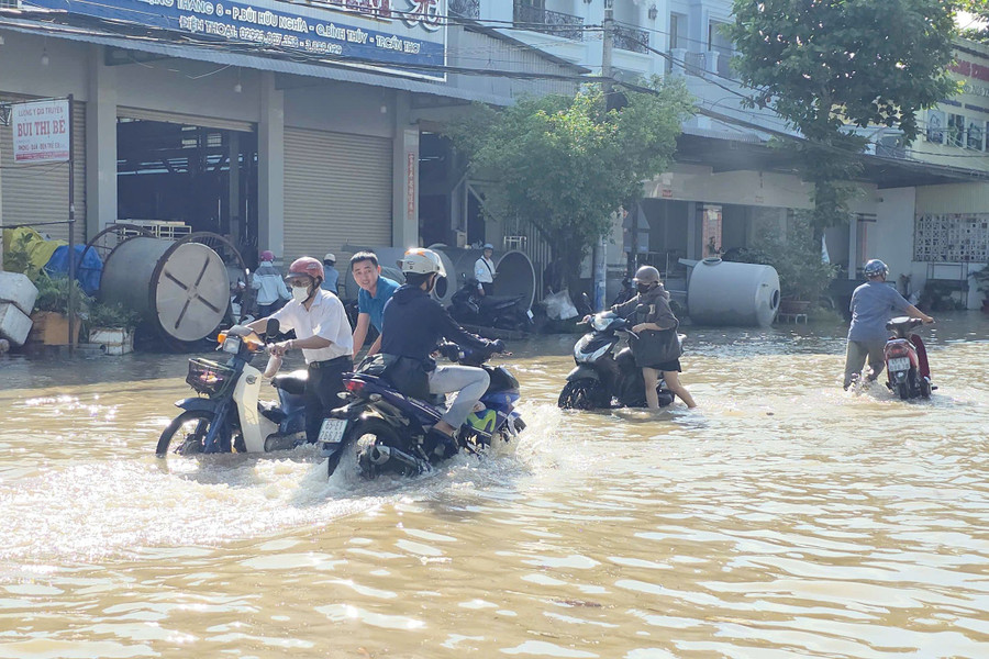 “Xe của tôi và nhiều xe khác đều bị chết máy, may mắn nhờ có lực lượng dân quân tự vệ và xung kích hỗ trợ dắt xe giúp, nên đã vượt qua được các đoạn ngập sâu”, chị Anh Thư chia sẻ. ngap-nuoc-119-1.jpg