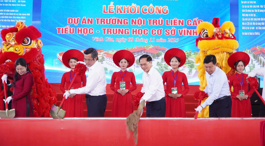 Phó Thủ tướng Bùi Thanh Sơn cùng Thứ trưởng Nguyễn Văn Phúc, và lãnh đạo địa phương thực hiện nghi thức khởi công xây dựng trường. Ảnh: Yến Phương.